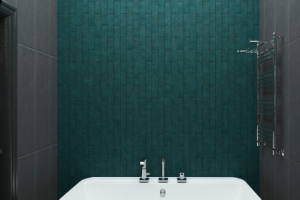 Ванна с изумрудной плиткой