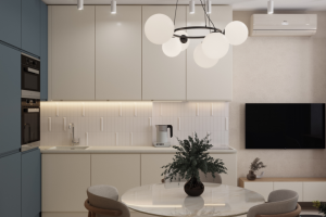 Кухня с синим фасадом и рельефным фартуком