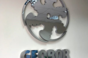 Зеркальные объемные буквы на стену