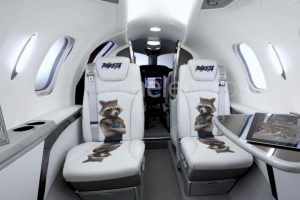 Самолет с енотом из стражи галактики