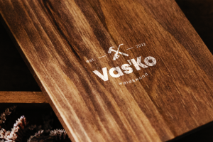 лого для мастерской мебели из дерева и металла