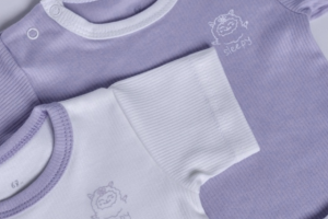 логотип на готовой одежде