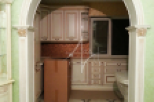 белая арка с золотой патиной в классическом стиле