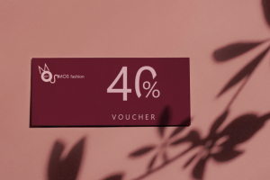 Дизайн логотипа и фирменных цветов для старт апа модного бренда