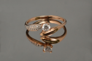 Золотое кольцо с бриллиантами и фионитом