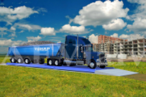 Изображение автомобильных весов с грузовиком на фоне стройки