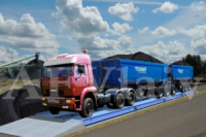 Изображение автомобильных весов с грузовиком на фоне угольного к