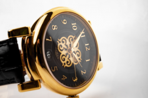 Предметная съемка часов на белом фоне