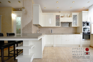 Неоклассическая кухня с полуостровом в лаке «Аворио»