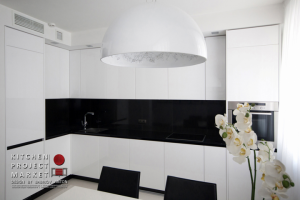 Кухня-столовая в строгих формах и «Черно-белых» тонах