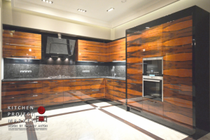 Шпон «Тинео» и «Черный» лак в интерьере кухни-гостиной