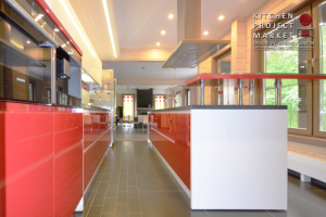 Островная кухня в комбинации «Белого» и «Красного» лака