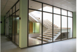 Противопожарные перегородки из стеклянных  металлоконструкций