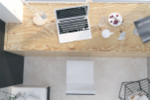 Кадр рабочего стола совмещенного с подоконником.