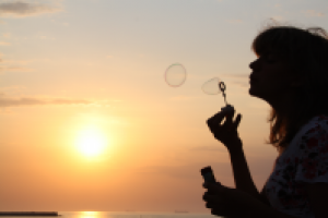 Закат и мыльные пузыри