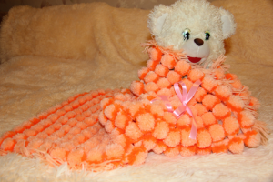 Плед из помпонов 80х80 см