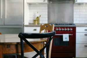 Кухня - эклектичный интерьер с антикварными предметами