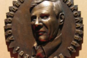 Литье мемориальной доски с барельефом из бронзы. Частный заказ