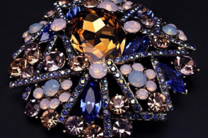 Продающее описание "Брошка сваровски"