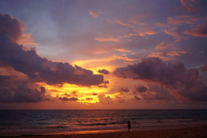 Закат солнца, пляж Карон, переливание цветов неба