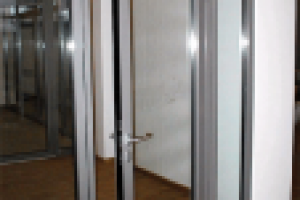 Текст "Как выбрать двери из алюминиевого профиля?"