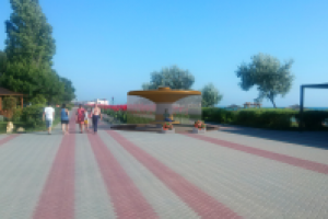 Фонтан на набережной для санатория Полтава-Крым. Вид 1