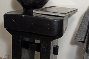 Столик деревянный.