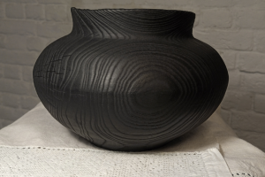 Ваза деревянная, интерьерная, обработка поверхности обжигом.