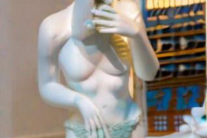 Скульптура девушки