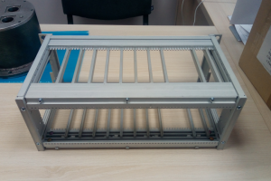 Крейт металлический с направляющими и зажимами для ПП