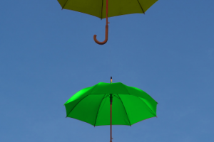 Изменение цвета зонтикам и ретушь фона