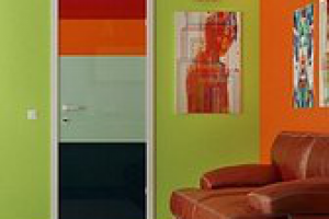 Модные цветные двери