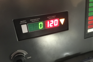 Индикатор текущей и допустимой скорости