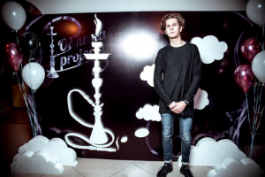 Фотозона для кальянной с объемными элементами из пенопласта