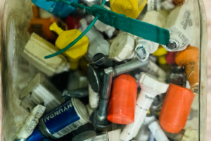 3-х литровая банка с пломбами от контейнеров