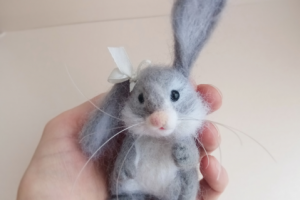 Зайчик из шерсти