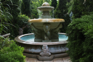 Фонтан в саду