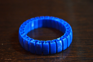 Эластичный браслет.