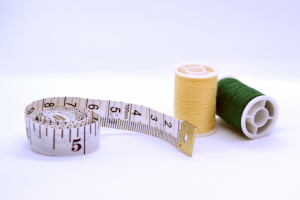 Нитки и гибкий метр