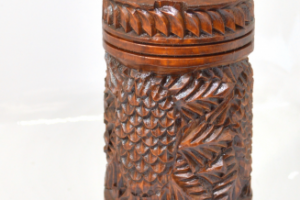 Деревянная резная карандашница с шишками