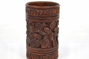 Деревянная резная карандашница