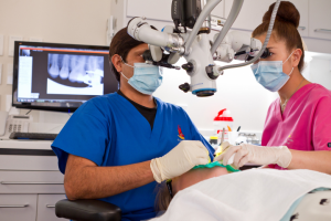 Лечение зубов под микроскопом – описание