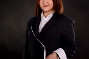 Женский портрет на черном фоне