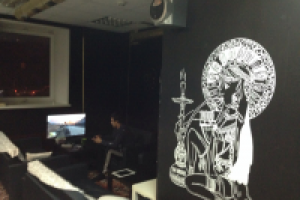 Изображение девушки из вектора на пленку для кальянной.