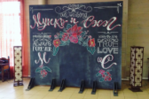 Меловая роспись свадебной фотозоны