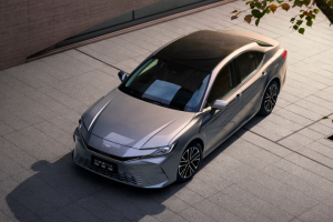 Новейшая Toyota Camry XV80 выходит на авторынок дешевле своего п