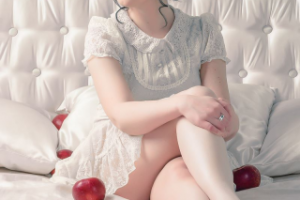 Девушка в яблоках