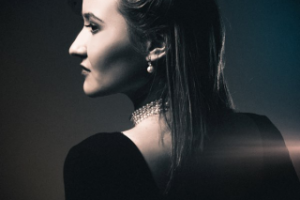 Девушка в черном