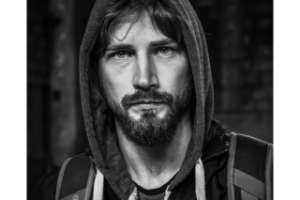 Монохромный лицевой портрет