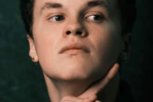 Студийный мужской портрет